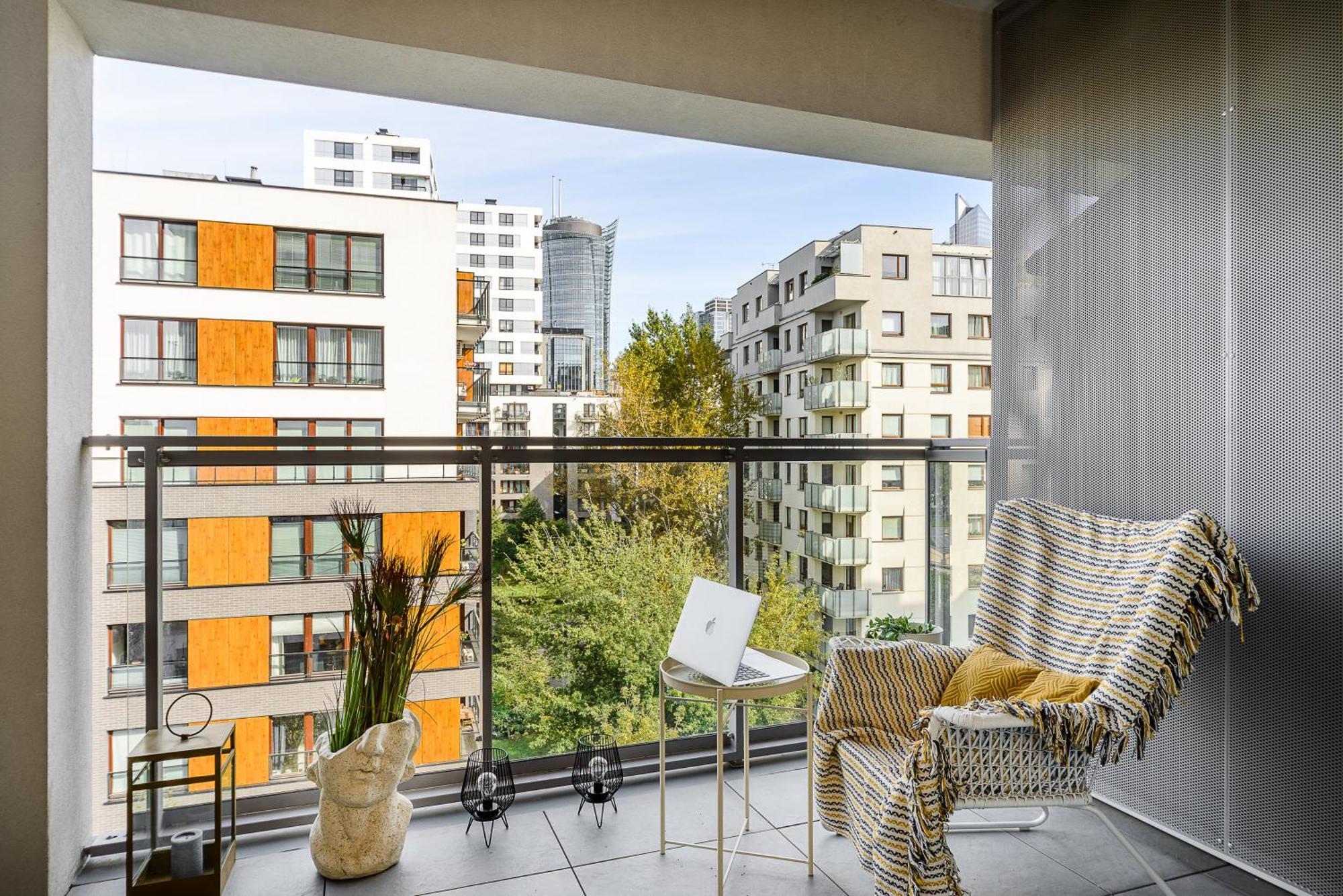 Lumina With Balcony Apartment